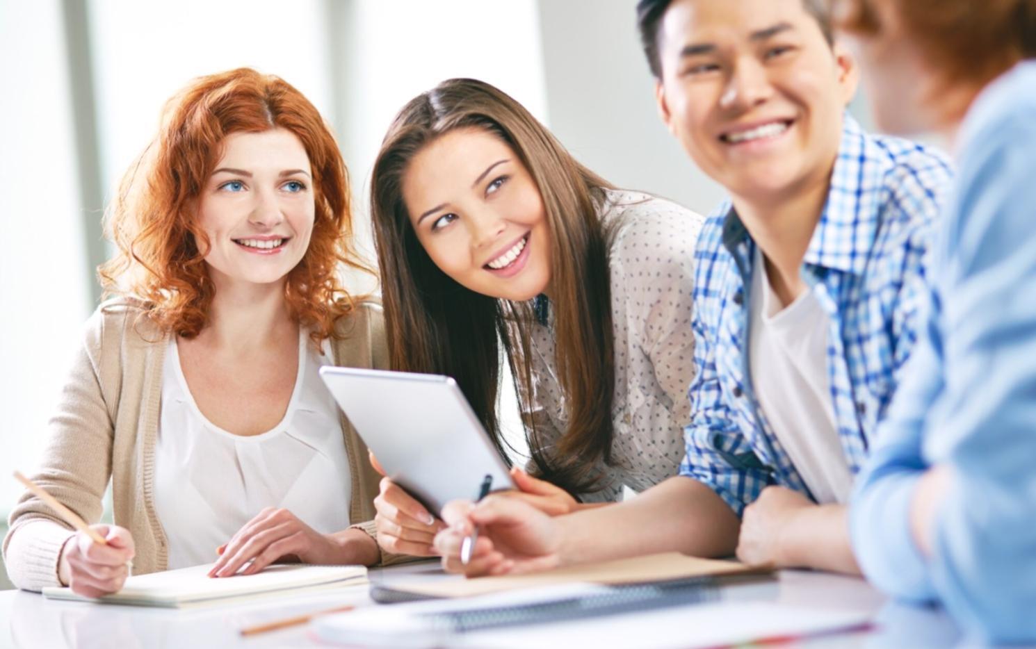 Estudiantes trabajando en planificación financiera práctica