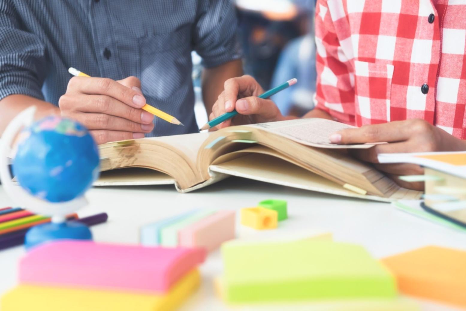 Estudiantes trabajando en planificación financiera con materiales didácticos